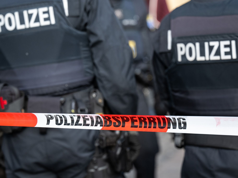 Ob sich die drei Männer kannten, dazu konnte die Polizei zunächst noch nichts sagen (Symbolfoto). - Foto: Hannes P Albert/dpa