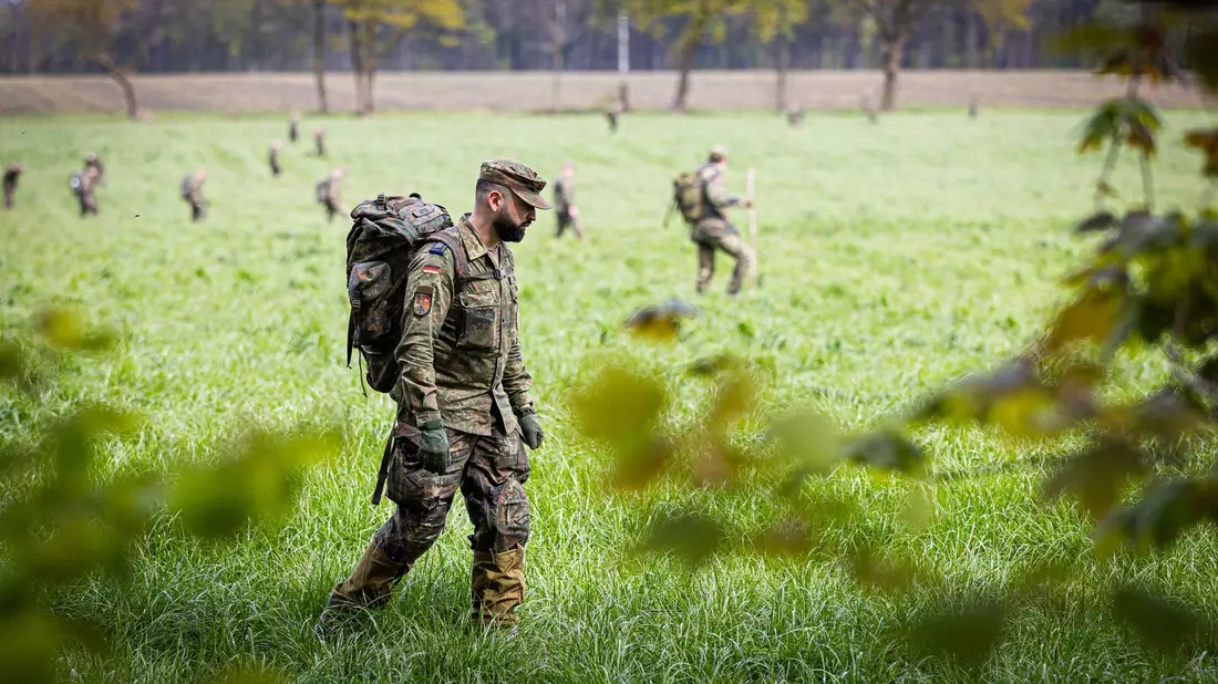 Einsatzkräfte durchkämmen das Gebiet zwischen Elm und der Gemeinde Oldendorf. - Bild: Moritz Frankenberg/dpa