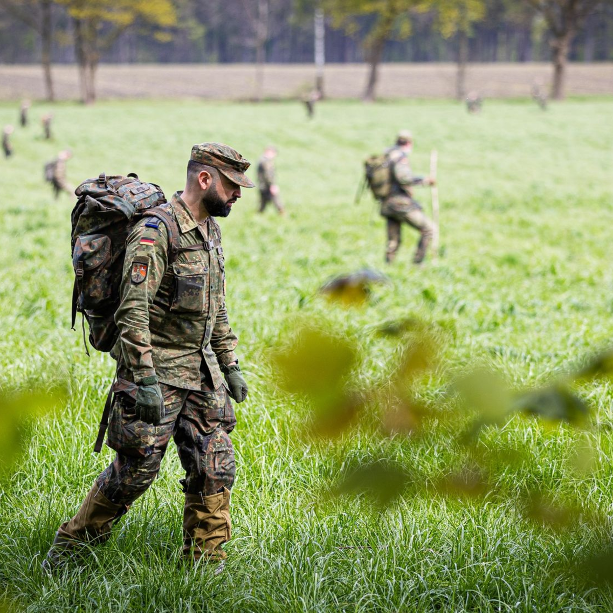 Einsatzkräfte durchkämmen das Gebiet zwischen Elm und der Gemeinde Oldendorf. - Foto: Moritz Frankenberg/dpa