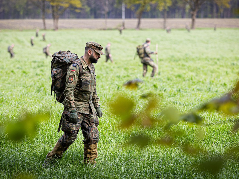 Einsatzkräfte durchkämmen das Gebiet zwischen Elm und der Gemeinde Oldendorf. - Foto: Moritz Frankenberg/dpa