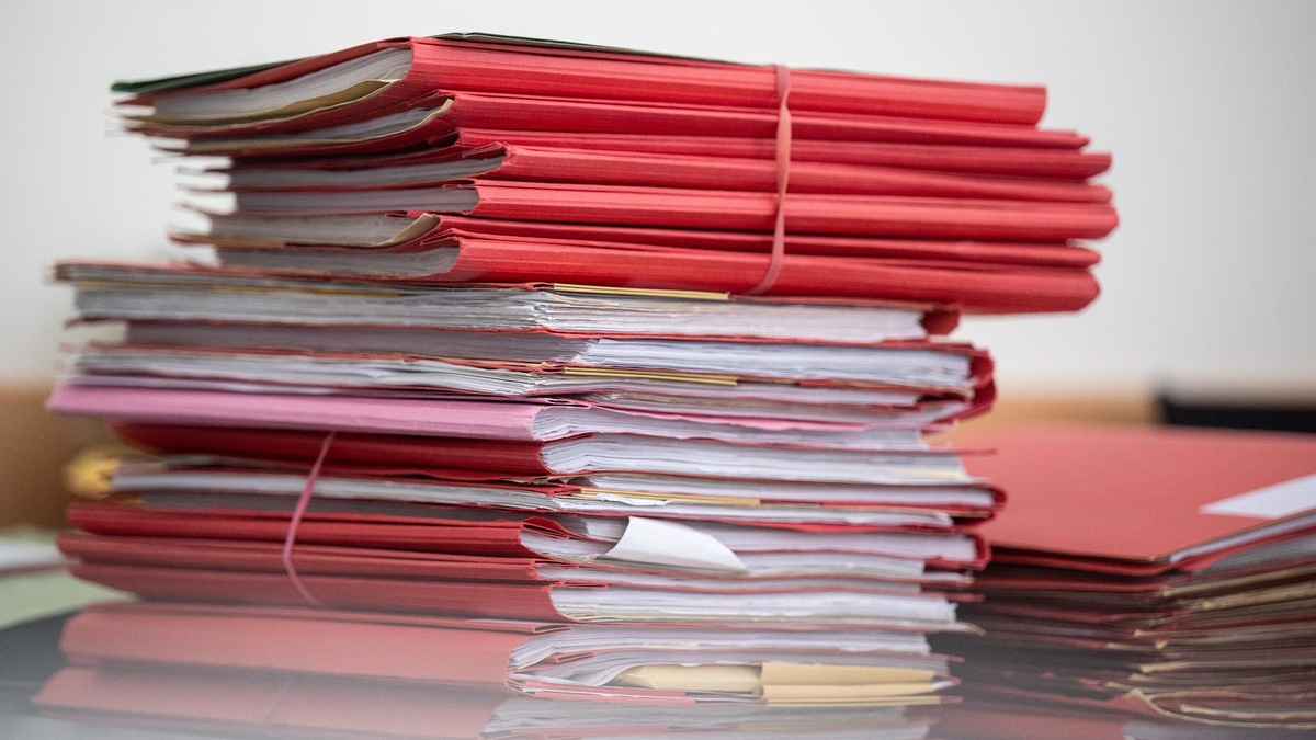 Bundesweit haben die Staatsanwaltschaften laut Richterbund im vergangenen Jahr rund 5,4 Millionen neue Fälle auf den Tisch bekommen - so viele wie noch nie. - Foto: Monika Skolimowska/dpa