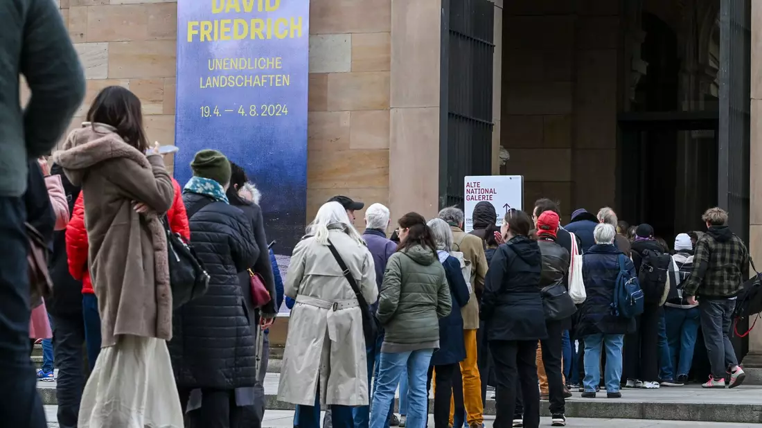 Im Vorverkauf wurden für die Caspar-David-Friedrich-Ausstellung bisher etwa 75.000 Einzeltickets verkauft. - Bild: Jens Kalaene/dpa