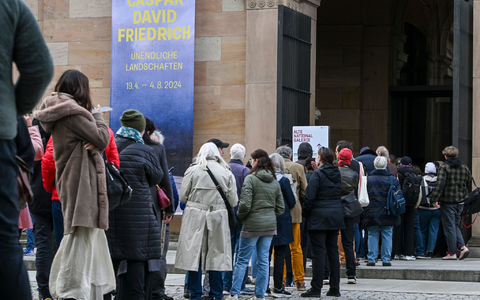 Im Vorverkauf wurden für die Caspar-David-Friedrich-Ausstellung bisher etwa 75.000 Einzeltickets verkauft. - Foto: Jens Kalaene/dpa Im Vorverkauf wurden für die Caspar-David-Friedrich-Ausstellung bisher etwa 75.000 Einzeltickets verkauft. - Foto: Jens Kalaene/dpa