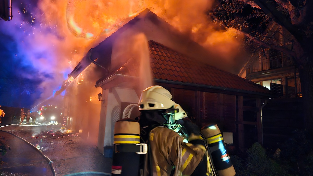 FW Lehrte: Großbrand landwirtschaftlicher Betrieb: Nebengebäude steht im Vollbrand, Feuerwehr verhindert übergreifen auf Seniorenheim und Wohngebäude - Foto: presseportal.de