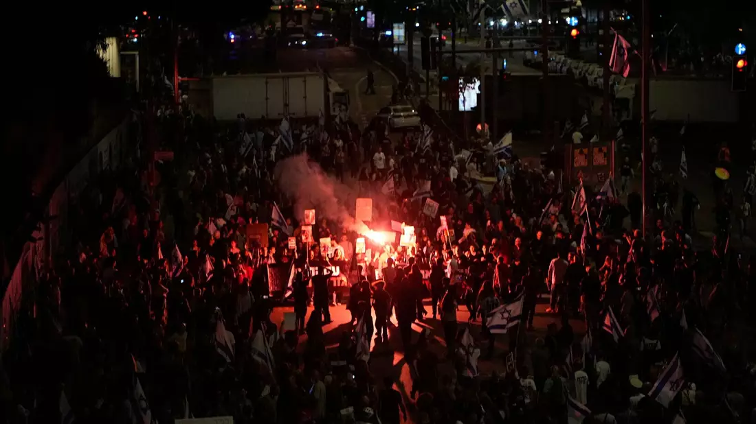 Die Demonstranten werfen Israels Regierung vor, nicht ernsthaft daran interessiert zu sein, die Freilassung der Geiseln zu erreichen. - Bild: Ohad Zwigenberg/AP/dpa