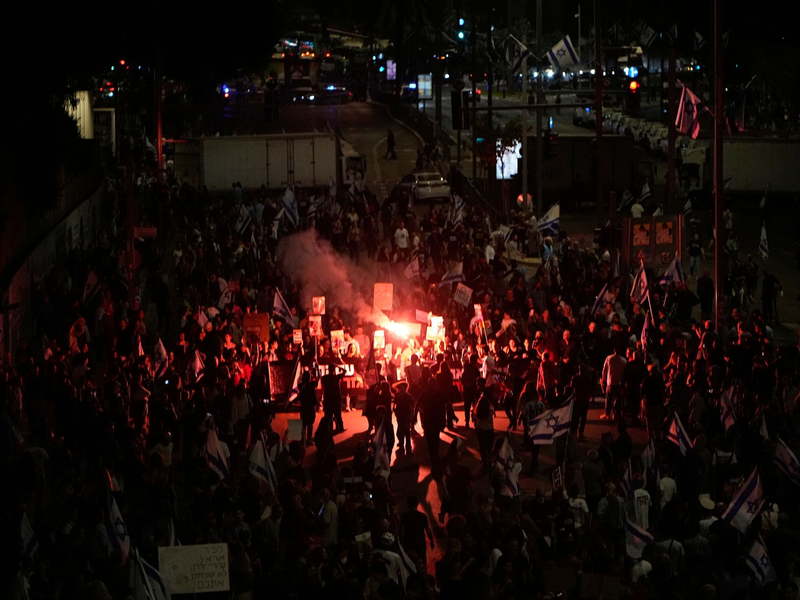Die Demonstranten werfen Israels Regierung vor, nicht ernsthaft daran interessiert zu sein, die Freilassung der Geiseln zu erreichen. - Foto: Ohad Zwigenberg/AP/dpa