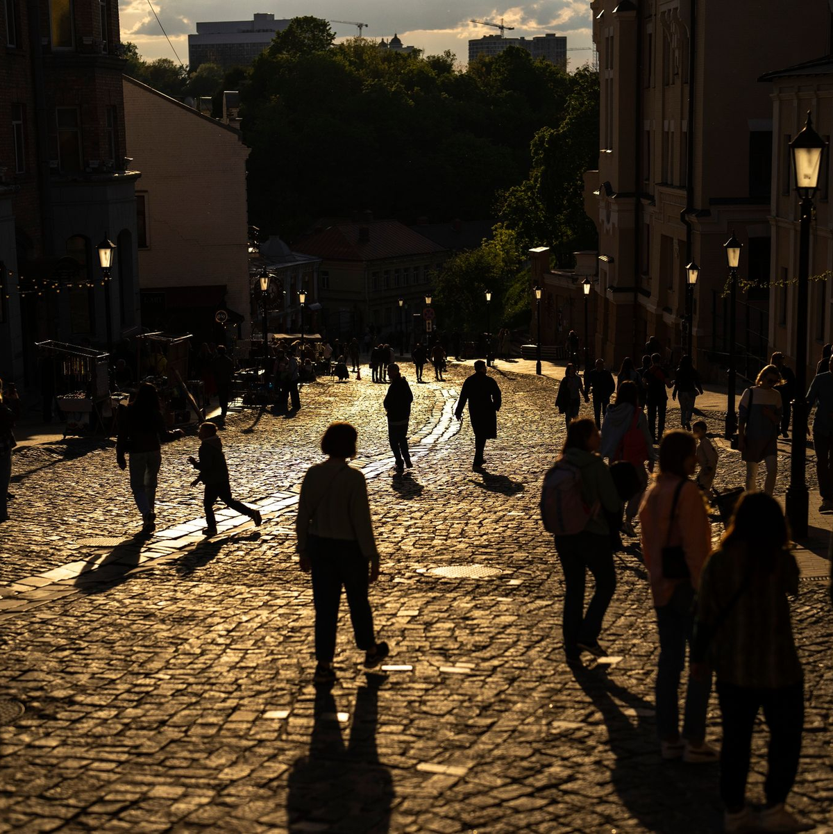 Kiew ist eine Stadt der Gegensätze geworden: Vor mit Sandsäcken geschützten Fenstern verkauft eine Frau Spielzeug. Die Ukraine verteidigt sich nun seit 796 Tagen gegen den russischen Angriffskrieg. - Foto: Francisco Seco/AP/dpa