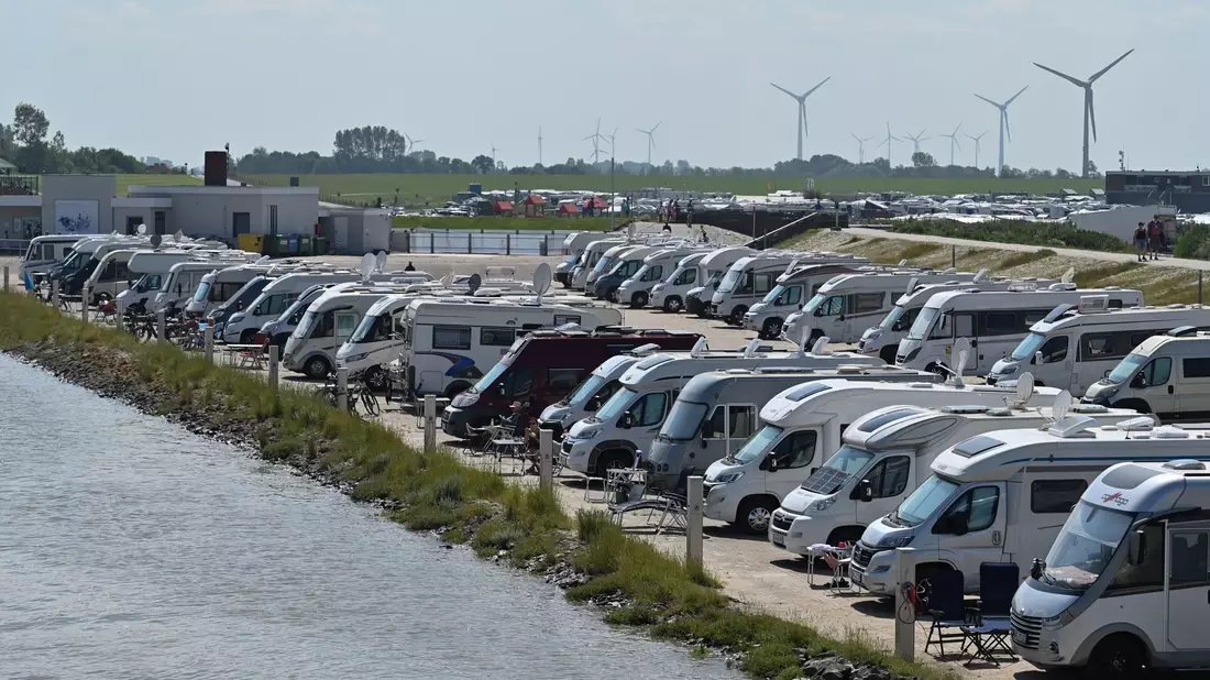 Die Nachfrage nach Wohnmobilen wächst immer weiter. Grund dafür sei auch ein Imagewandel weg vom Spießigen. - Bild: Lars Penning/dpa
