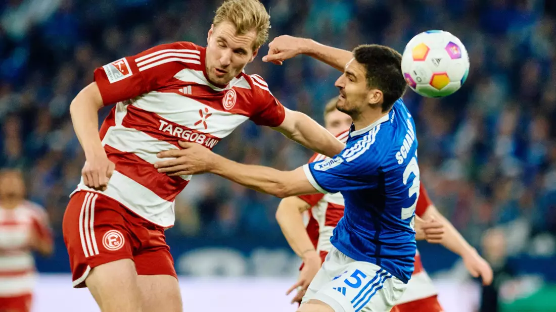 Die Düsseldorfer um Stürmer Vincent Vermeij (l) holten beim FC Schalke nur einen Punkt. - Bild: Bernd Thissen/dpa