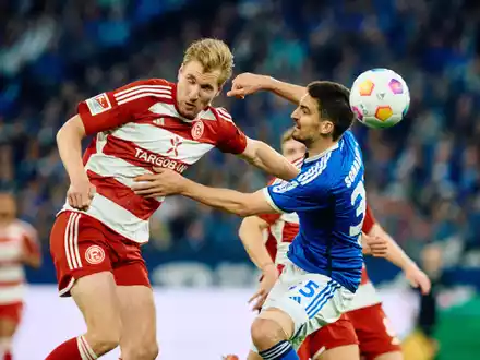 Die Düsseldorfer um Stürmer Vincent Vermeij (l) holten beim FC Schalke nur einen Punkt. - Foto: Bernd Thissen/dpa