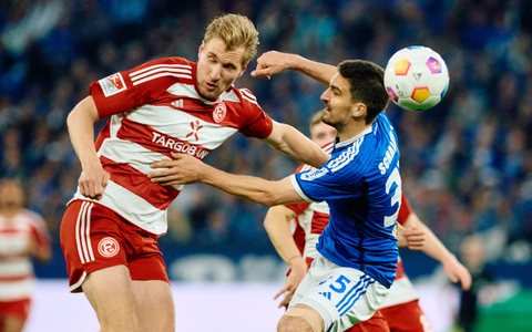 Die Düsseldorfer um Stürmer Vincent Vermeij (l) holten beim FC Schalke nur einen Punkt. - Foto: Bernd Thissen/dpa