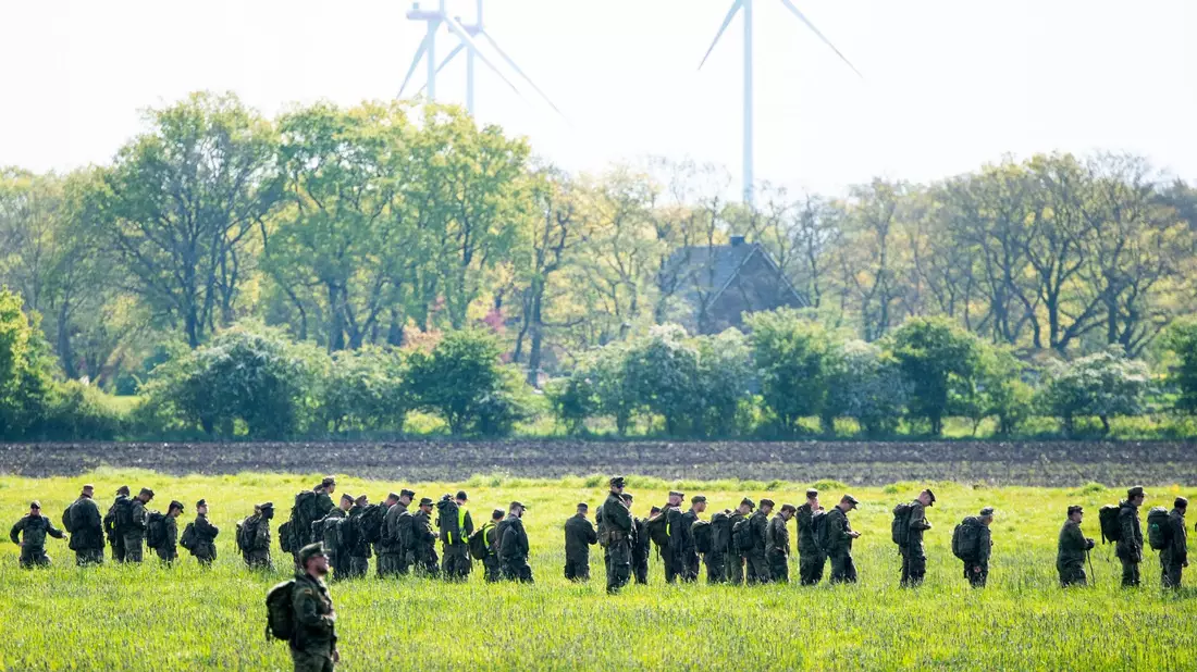 Der sechsjährige Arian wird nun mithilfe einer Menschenkette gesucht. - Bild: Daniel Bockwoldt/dpa