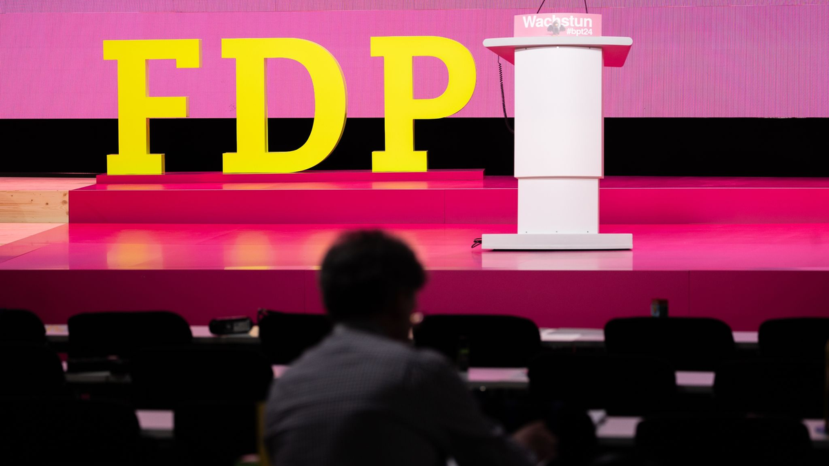 Am zweiten Tag des FDP-Parteitags sollen weitere Anträge zum politischen Kurs der Liberalen in der Ampel-Koalition entschieden werden. - Foto: Hannes P. Albert/dpa