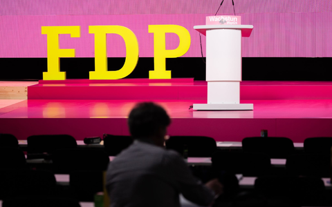 Am zweiten Tag des FDP-Parteitags sollen weitere Anträge zum politischen Kurs der Liberalen in der Ampel-Koalition entschieden werden. - Foto: Hannes P. Albert/dpa