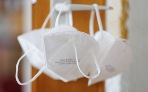 Umstritten ist, ob und wie die Pharmaindustrie verpflichtet werden soll, Patente freizugeben und Know-how zur Herstellung von Impfstoff und Medikamenten mit anderen zu teilen. - Foto: Daniel Karmann/dpa