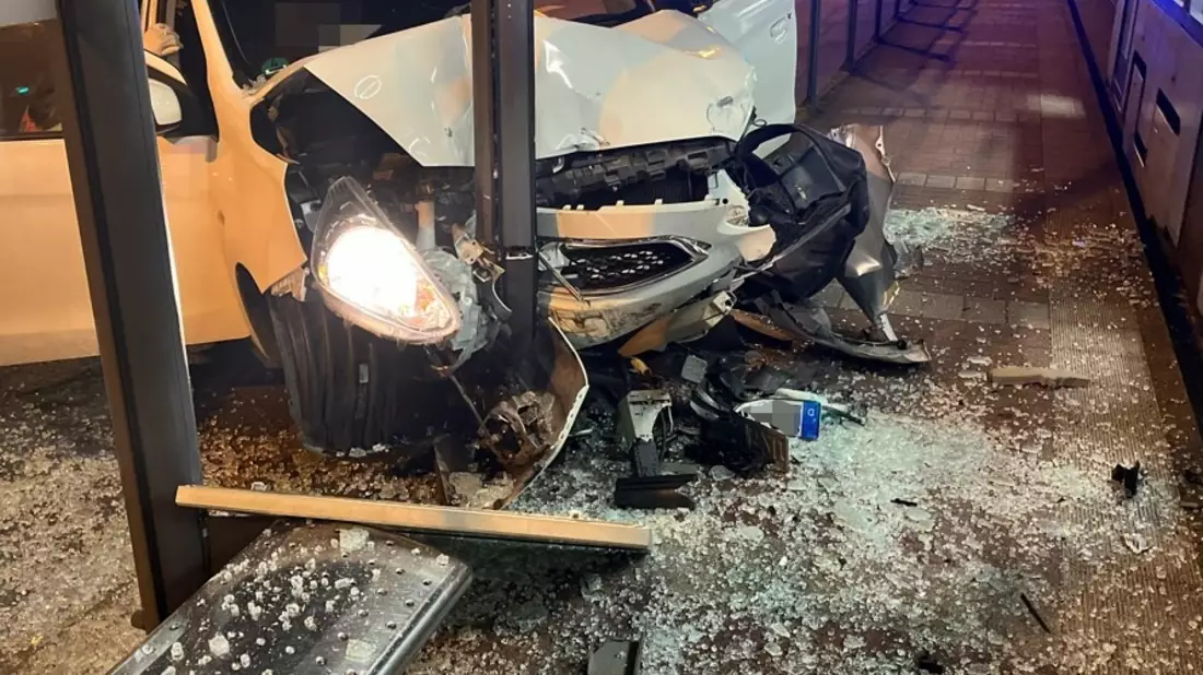 POL-BO: Verkehrsunfall in Innenstadt: Pkw touchiert Streifenwagen und fährt in Haltestellenhäuschen - Bild: presseportal.de
