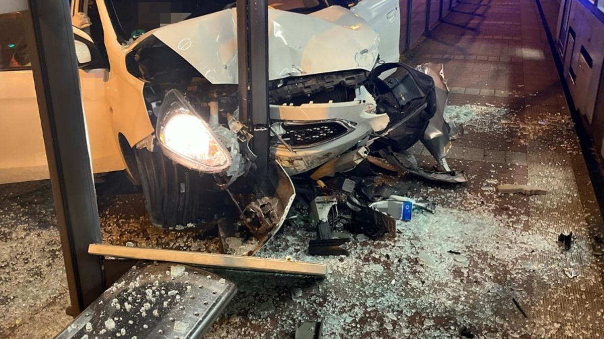 POL-BO: Verkehrsunfall in Innenstadt: Pkw touchiert Streifenwagen und fährt in Haltestellenhäuschen - Foto: presseportal.de