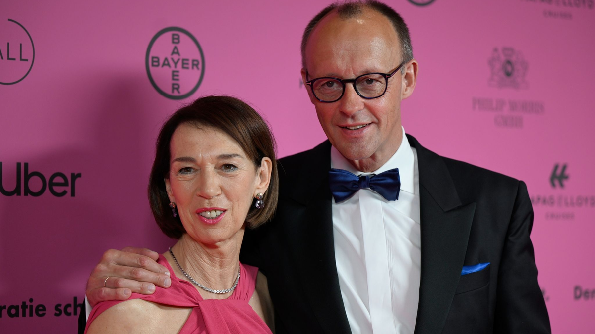 Charlotte und Friedrich Merz beim Bundespresseball Anfang April. - Foto: Monika Skolimowska/dpa