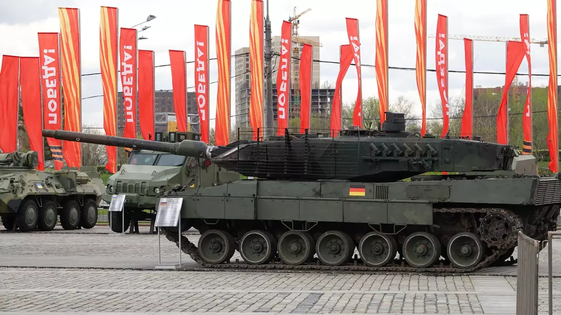 Ein nach russischen Angaben in der Ukraine erbeuteter deutscher Leopard-2-Kampfpanzer wird bei der Kriegstrophäen-Schau in Moskau gezeigt. - Bild: Ulf Mauder/dpa