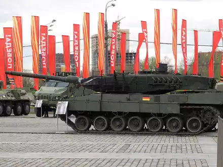 Ein nach russischen Angaben in der Ukraine erbeuteter deutscher Leopard-2-Kampfpanzer wird bei der Kriegstrophäen-Schau in Moskau gezeigt. - Foto: Ulf Mauder/dpa