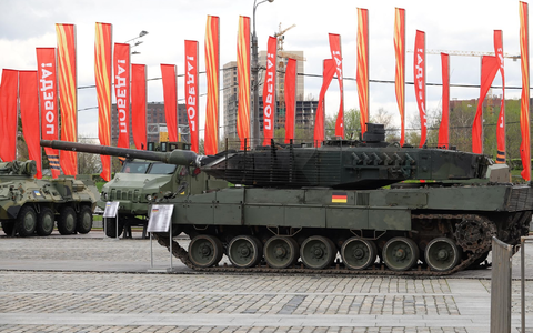 Ein nach russischen Angaben in der Ukraine erbeuteter deutscher Leopard-2-Kampfpanzer wird bei der Kriegstrophäen-Schau in Moskau gezeigt. - Foto: Ulf Mauder/dpa Ein nach russischen Angaben in der Ukraine erbeuteter deutscher Leopard-2-Kampfpanzer wird bei der Kriegstrophäen-Schau in Moskau gezeigt. - Foto: Ulf Mauder/dpa