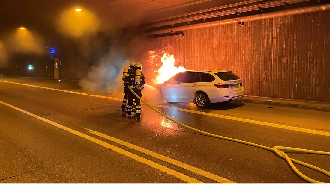 FW-M: BMW brennt im Allacher Tunnel (A99) - Bild: presseportal.de