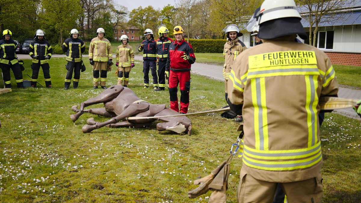 FW-OLL: Feuerwehren im Landkreis Oldenburg trainieren Großtierrettungseinsätze - Foto: presseportal.de