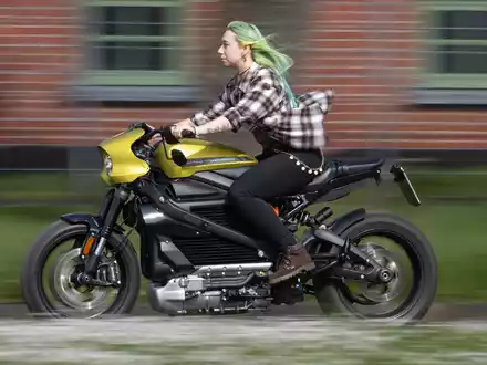 Bei schweren Motorrädern ist die E-Version deutlich weniger beliebt. - Foto: Boris Roessler/dpa