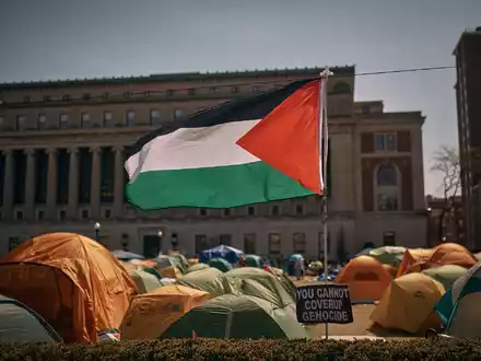 Mittlerweile protestieren Studierende und Hochschulpersonal an Universitäten in mehr als zwei Dutzend US-Bundesstaaten gegen den Gaza-Krieg. - Foto: Andres Kudacki/AP/dpa