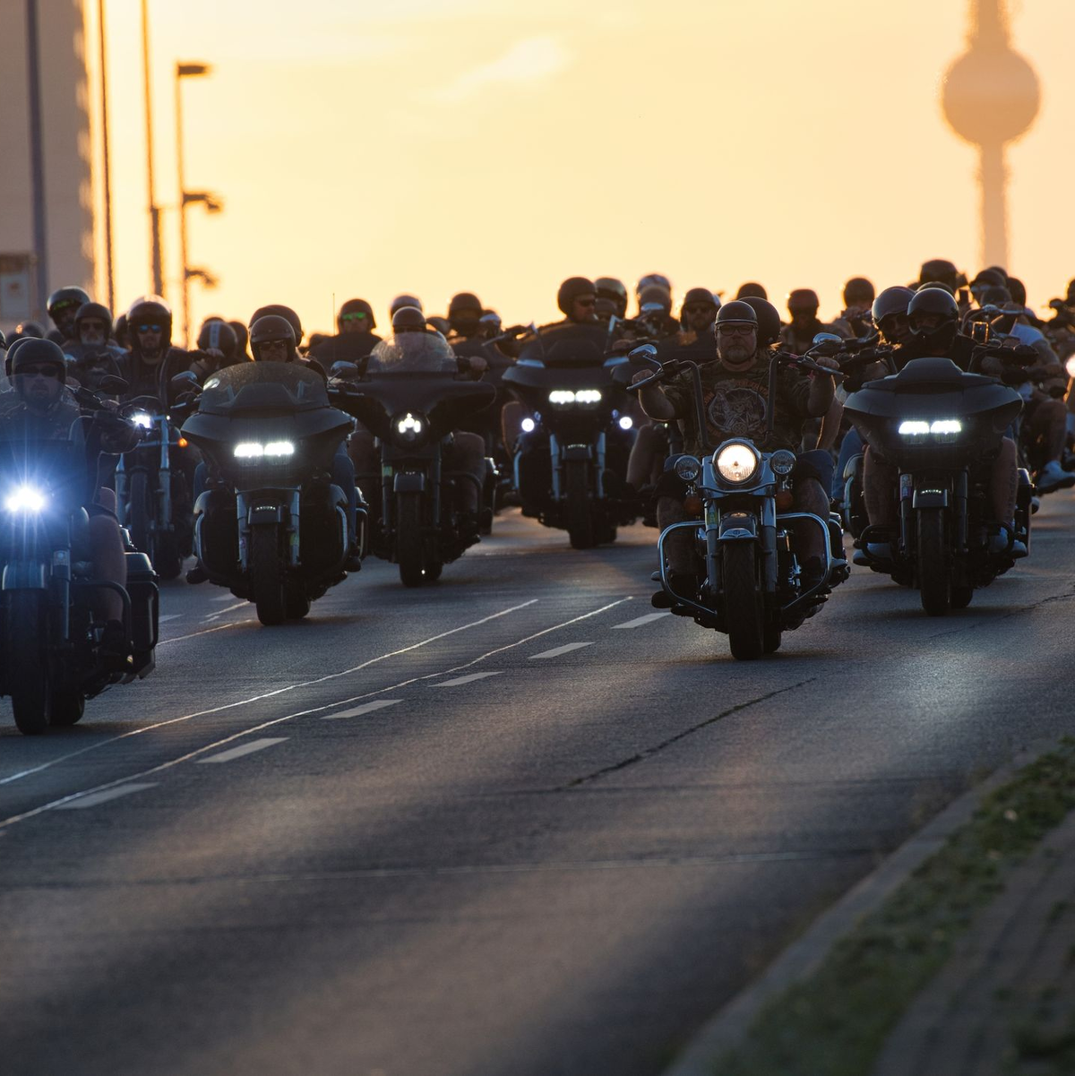 Während sich E-Autos langsam etablieren, haben batteriebetriebene Motorräder noch einen langen Weg vor sich. - Foto: Paul Zinken/dpa