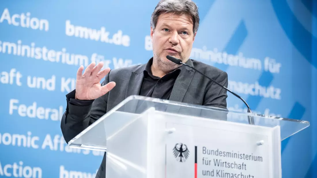 Habecks Ministerium arbeitet an einer Anpassung des Vergaberechts - dieses solle einen wichtigen Beitrag zur Ansiedlung von Herstellungsstätten in der EU leisten. - Bild: Michael Helbig/dpa-Zentralbild/dpa