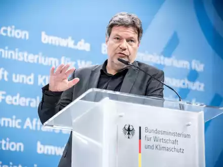 Habecks Ministerium arbeitet an einer Anpassung des Vergaberechts - dieses solle einen wichtigen Beitrag zur Ansiedlung von Herstellungsstätten in der EU leisten. - Foto: Michael Helbig/dpa-Zentralbild/dpa