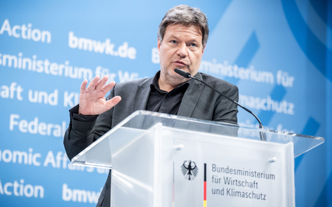 Habecks Ministerium arbeitet an einer Anpassung des Vergaberechts - dieses solle einen wichtigen Beitrag zur Ansiedlung von Herstellungsstätten in der EU leisten. - Foto: Michael Helbig/dpa-Zentralbild/dpa