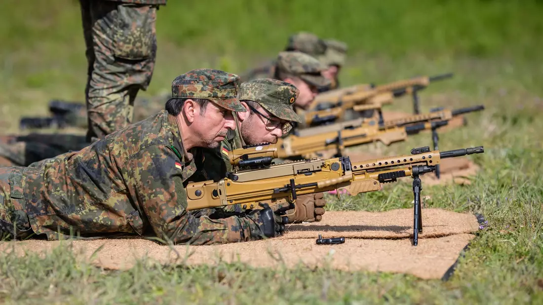 Die Bundeswehr sollte mehr Geld bekommen - einer Umfrage zufolge findet das die Mehrheit der Deutschen. - Bild: Christoph Schmidt/dpa