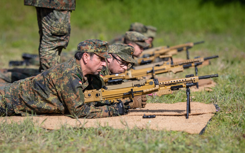 Die Bundeswehr sollte mehr Geld bekommen - einer Umfrage zufolge findet das die Mehrheit der Deutschen. - Foto: Christoph Schmidt/dpa Die Bundeswehr sollte mehr Geld bekommen - einer Umfrage zufolge findet das die Mehrheit der Deutschen. - Foto: Christoph Schmidt/dpa