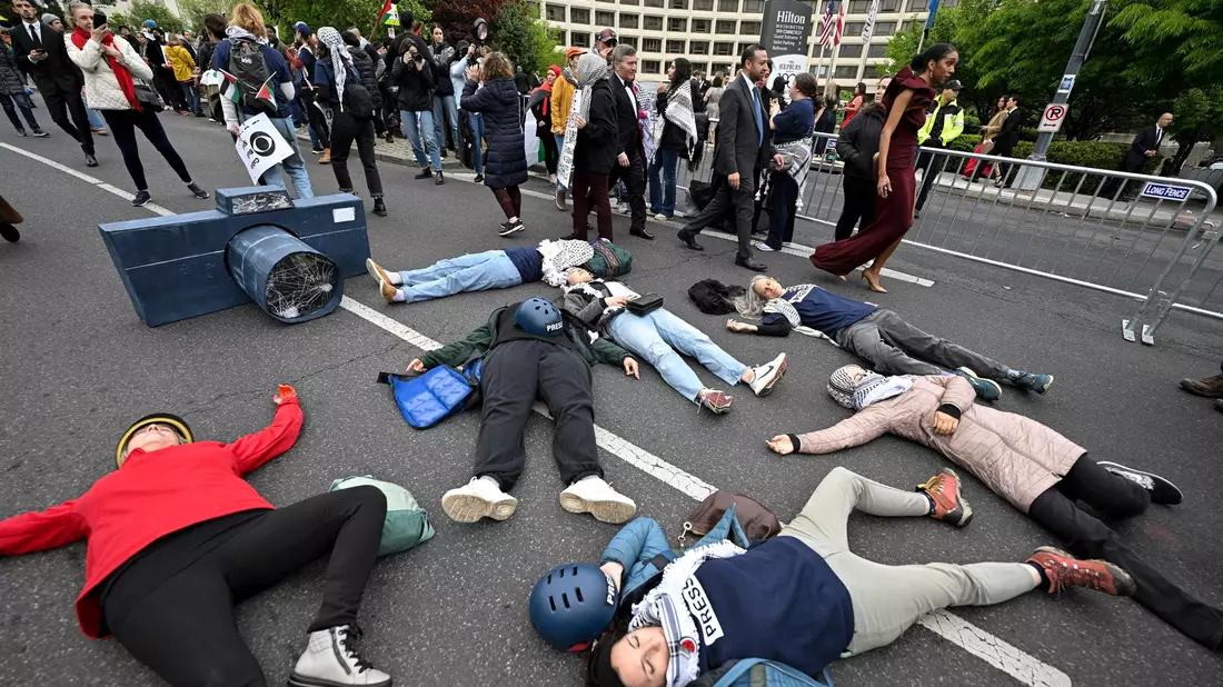 Demonstranten konfrontierten die eintreffenden Journalistinnen und Journalisten mit Kritik an deren Nahost-Berichterstattung. - Bild: Terrance Williams/AP/dpa