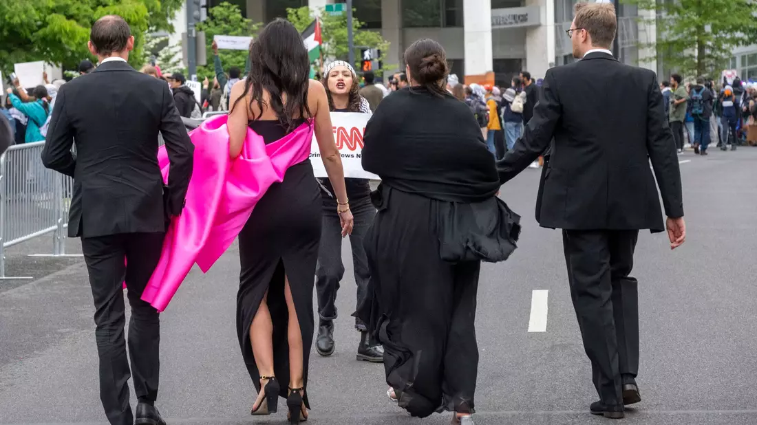 Wie bei mittlerweile nahezu jedem Auftritt von Biden hatten sich auch propalästinensische Demonstranten am Veranstaltungsort versammelt. - Bild: Kevin Wolf/AP/dpa