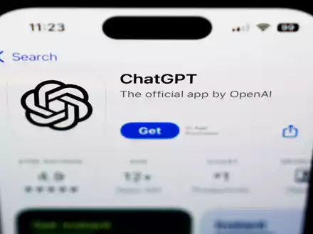 ChatGPT ist der bekannteste KI-Chatbot - und ein wertvolles Investment für Microsoft. (Symbolbild) - Foto: Matt Rourke/AP/dpa
