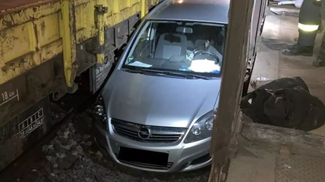 POL-OF: Auto im Gleisbereich zwischen Güterwaggons geparkt - Bild: presseportal.de