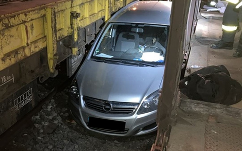 POL-OF: Auto im Gleisbereich zwischen Güterwaggons geparkt - Foto: presseportal.de