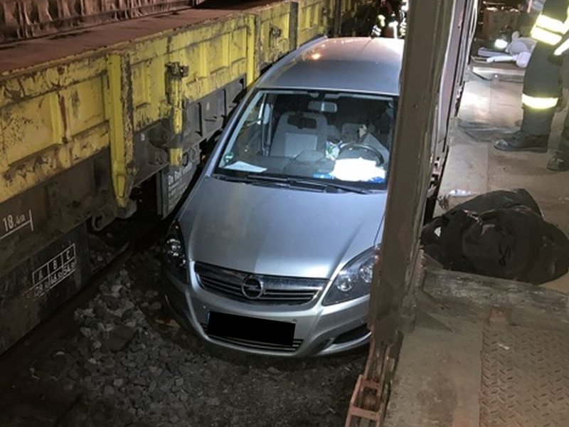 POL-OF: Auto im Gleisbereich zwischen Güterwaggons geparkt - Foto: presseportal.de
