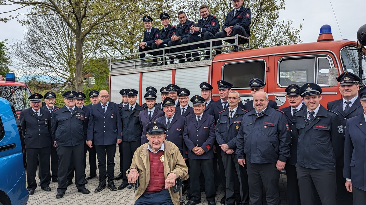 FW-AR: Löschgruppe Voßwinkel gratuliert zum 100.Geburtstag - Foto: presseportal.de