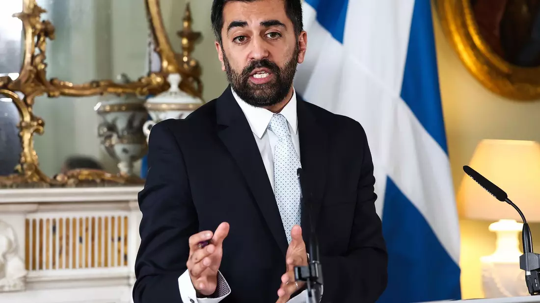 War Ende März 2023 nach Sturgeons überraschendem Rücktritt ins Amt gekommen: Humza Yousaf. - Bild: Jeff J Mitchell/PA/AP/dpa