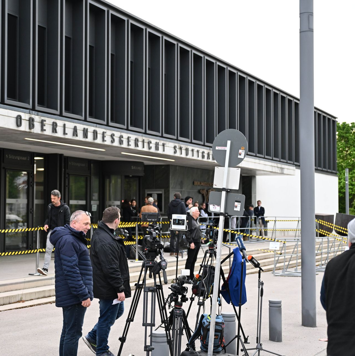 Großes Medieninteresse: «Eines der größten Staatsschutzverfahren in der Geschichte der Bundesrepublik». - Foto: Bernd Weißbrod/dpa