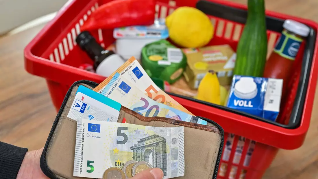 Bei Lebensmitteln planen deutlich weniger Unternehmen Preiserhöhungen als in anderen Branchen. - Bild: Patrick Pleul/dpa