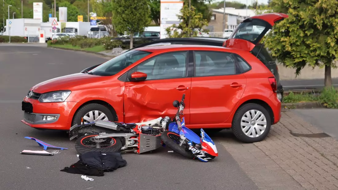 POL-HF: Motorrad und VW stoßen zusammen - Zwei Leichtverletzte - Bild: presseportal.de