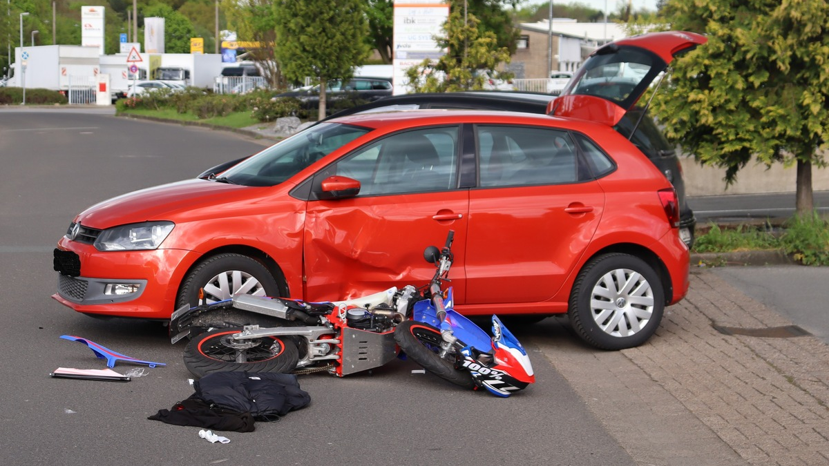 POL-HF: Motorrad und VW stoßen zusammen - Zwei Leichtverletzte - Foto: presseportal.de