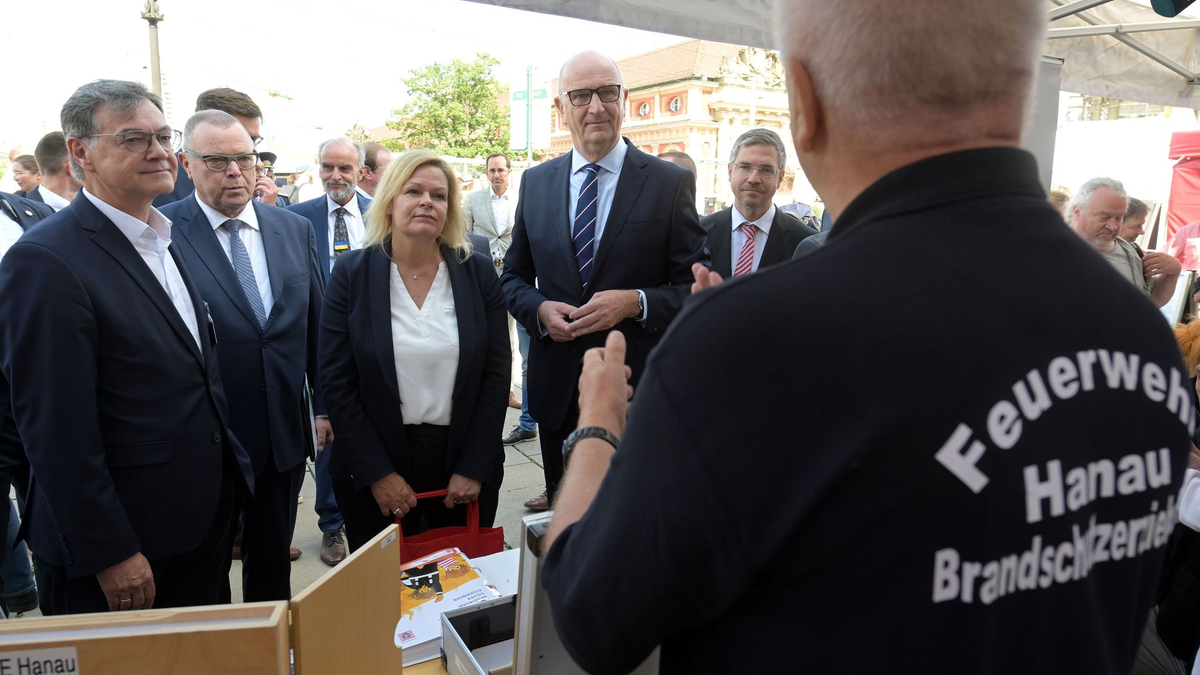 Bundesinnenministerin Nancy Faeser (l.) informiert sich am Stand der Feuerwehr Hanau während ihres Besuchs beim «Tag des Bevölkerungsschutzes» in Potsdam. - Foto: Michael Bahlo/dpa