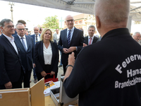 Bundesinnenministerin Nancy Faeser (l.) informiert sich am Stand der Feuerwehr Hanau während ihres Besuchs beim «Tag des Bevölkerungsschutzes» in Potsdam. - Foto: Michael Bahlo/dpa