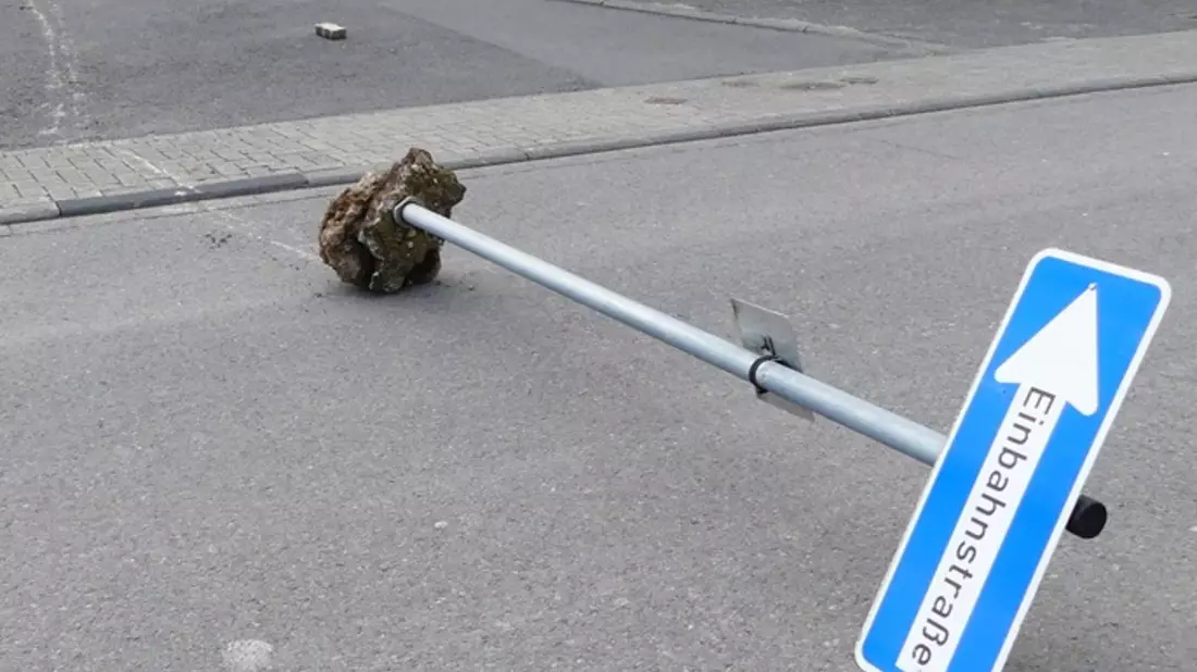 POL-GM: Verkehrsschild und Schrankenzaun beschädigt - Zeugen gesucht - Bild: presseportal.de